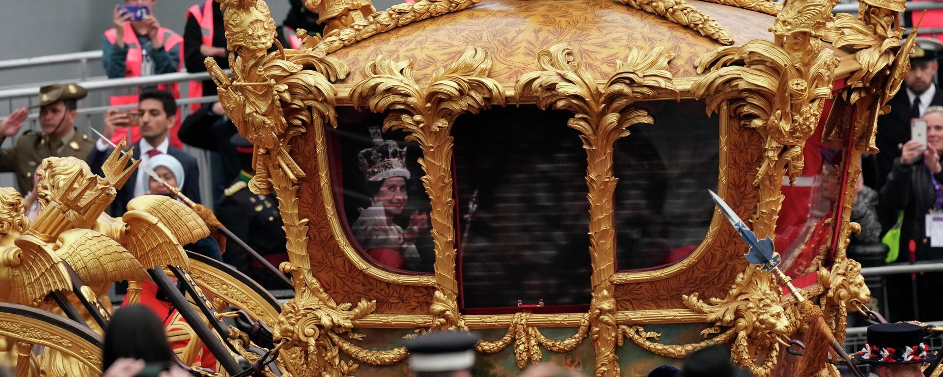 İngiltere Kraliçesi 2. Elizabeth, sağlık sorunları nedeniyle tahttaki 70. yıl dönümü çerçevesinde yapılan birçok etkinliğe katılamazken, Kraliçe’nin hologramı tören alayı eşliğinde Buckingham Sarayı’na giden altın faytondan halkı selamladı. - Sputnik Türkiye, 1920, 05.06.2022