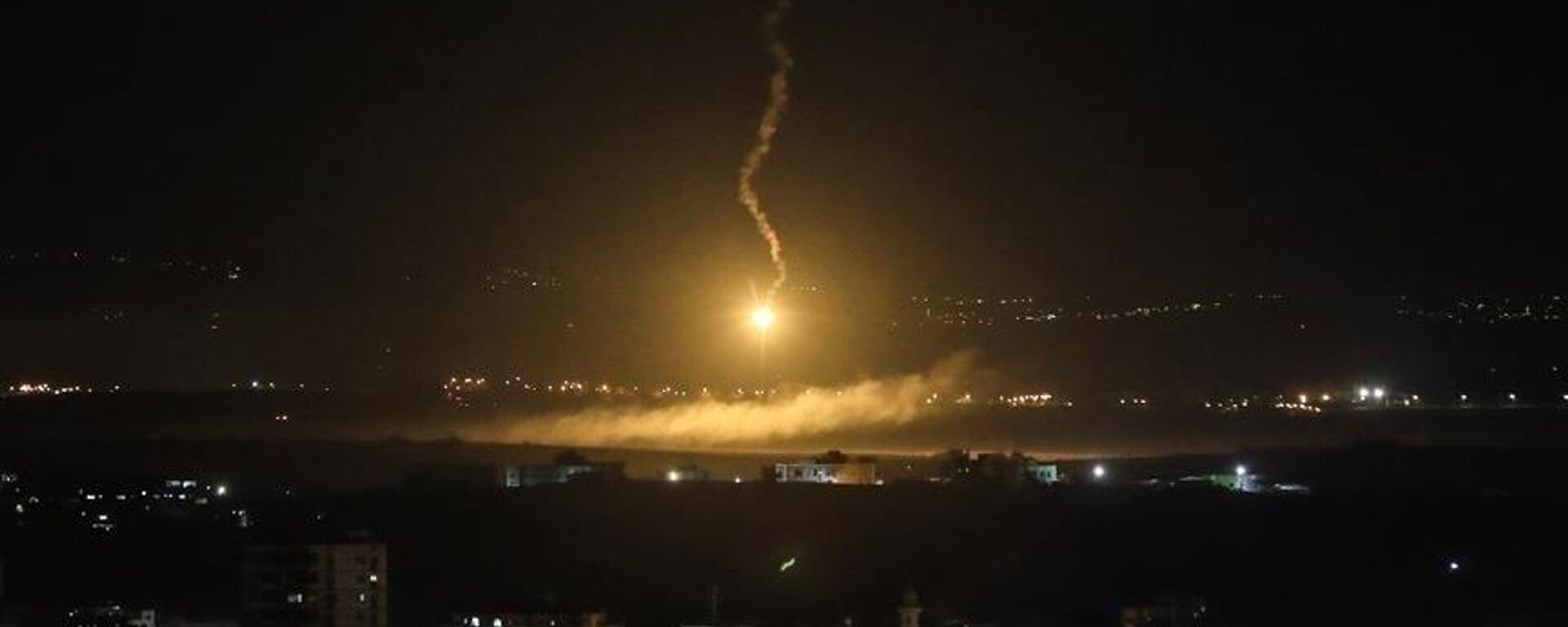 Suriye'nin başkenti Şam'da bazı noktalara İsrail tarafından hava saldırısı gerçekleştirildiği öne sürüldü. Hava savunma sistemlerinin saldırıları başarıyla püskürttüğü bildirildi.  - Sputnik Türkiye, 1920, 22.03.2023