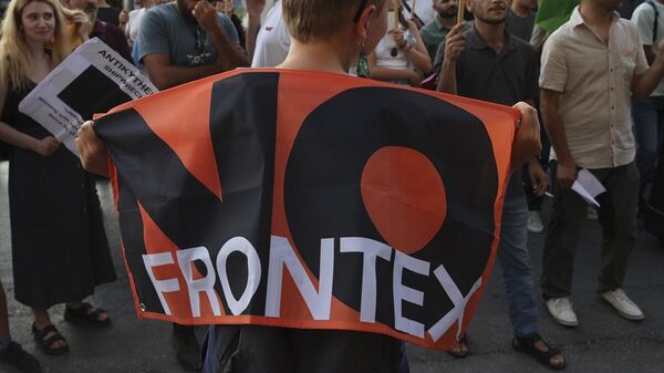 Yunanistan'ın başkenti Atina'da bir grup gösterici, Yunan güvenlik güçlerinin sığınmacıları geri itmesini protesto etmek için gösteri düzenledi. - Sputnik Türkiye