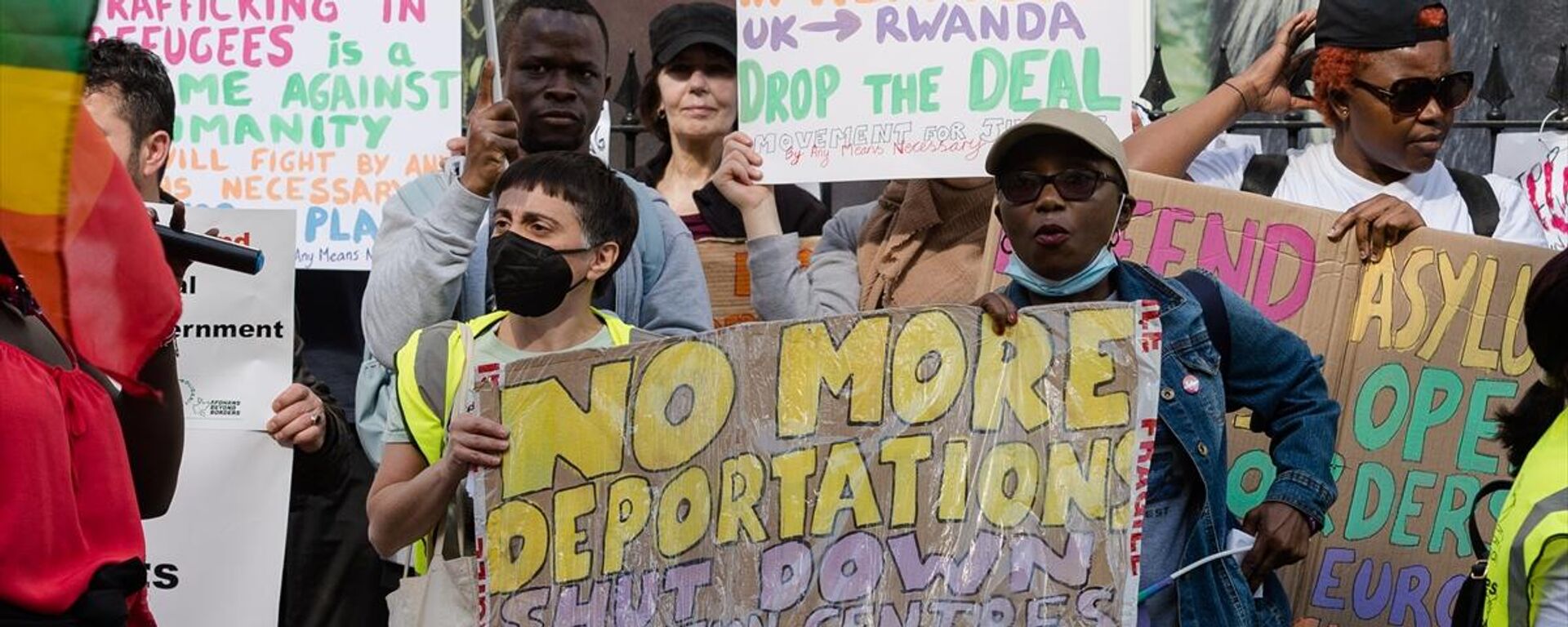 İngiltere'nin düzensiz göçmenleri Ruanda'ya gönderme planı protesto edildi - Sputnik Türkiye, 1920, 29.06.2023