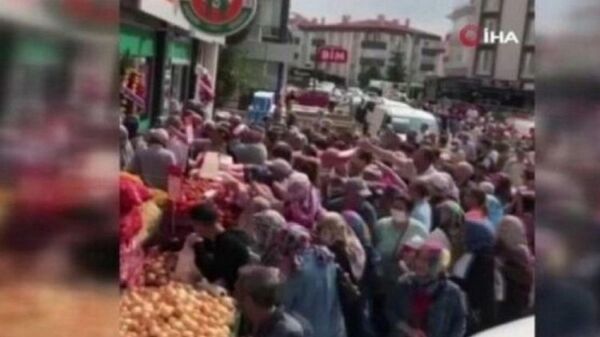 İndirimli şeker alabilmek için vatandaşlar birbirini ezdi
 - Sputnik Türkiye