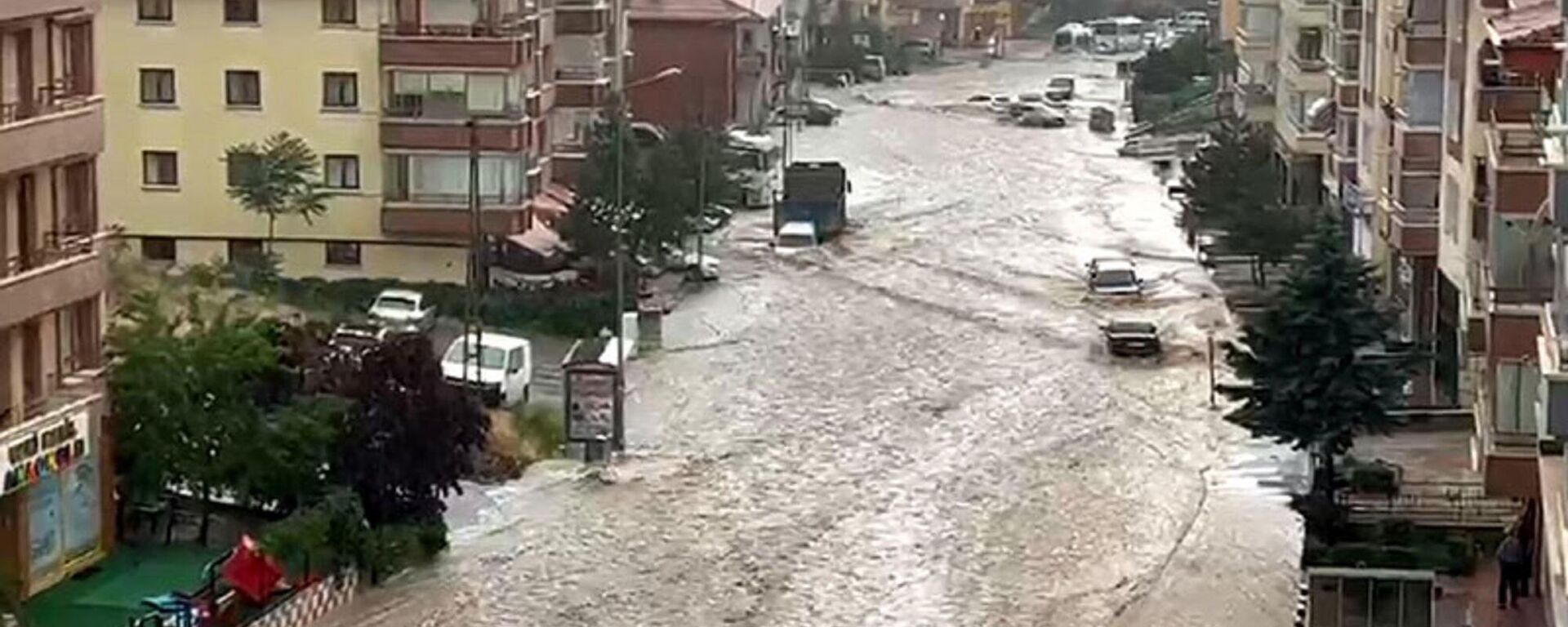 Ankara'da şiddetli yağmur; yollar göle döndü, evleri su bastı
 - Sputnik Türkiye, 1920, 11.06.2022