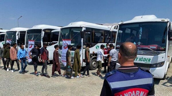 1237 kaçak göçmen daha ülkesine gönderildi - Sputnik Türkiye