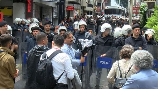 Kadıköy'deki izinsiz yürüyüşte gözaltına alınan 25 şüpheliden 2'si tutuklandı - Sputnik Türkiye