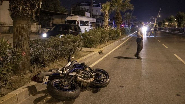 Antalya'da Gazi Bulvarı'nda motosiklet yayaya çarptı. Kazada 3 kişi yaşamını yitirdi. - Sputnik Türkiye