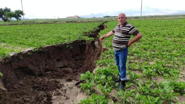 Kayseri'de şiddetli yağmur: Ekili arazide 2.5 kilometre yarık oluştu - Sputnik Türkiye