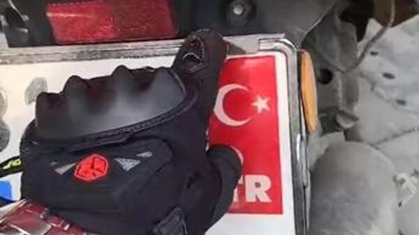 Cezadan kaçmak için plakasını Türk bayrağıyla kapatan kişi - Sputnik Türkiye