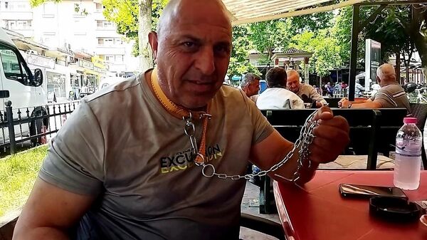 Sakarya'da köpek tasmasıyla dolaşan 51 yaşındaki Fevzi Aral - Sputnik Türkiye