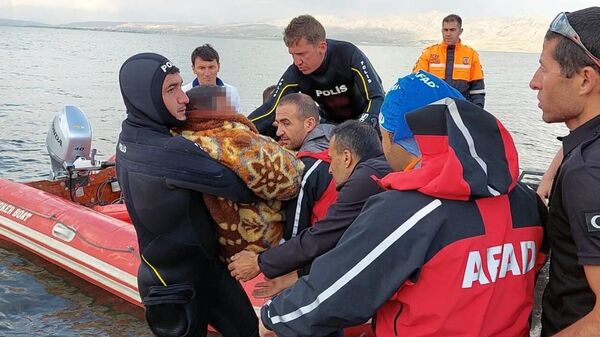 Van'da şişme botla göle açılan kişi donmak üzereyken kurtarıldı - Sputnik Türkiye