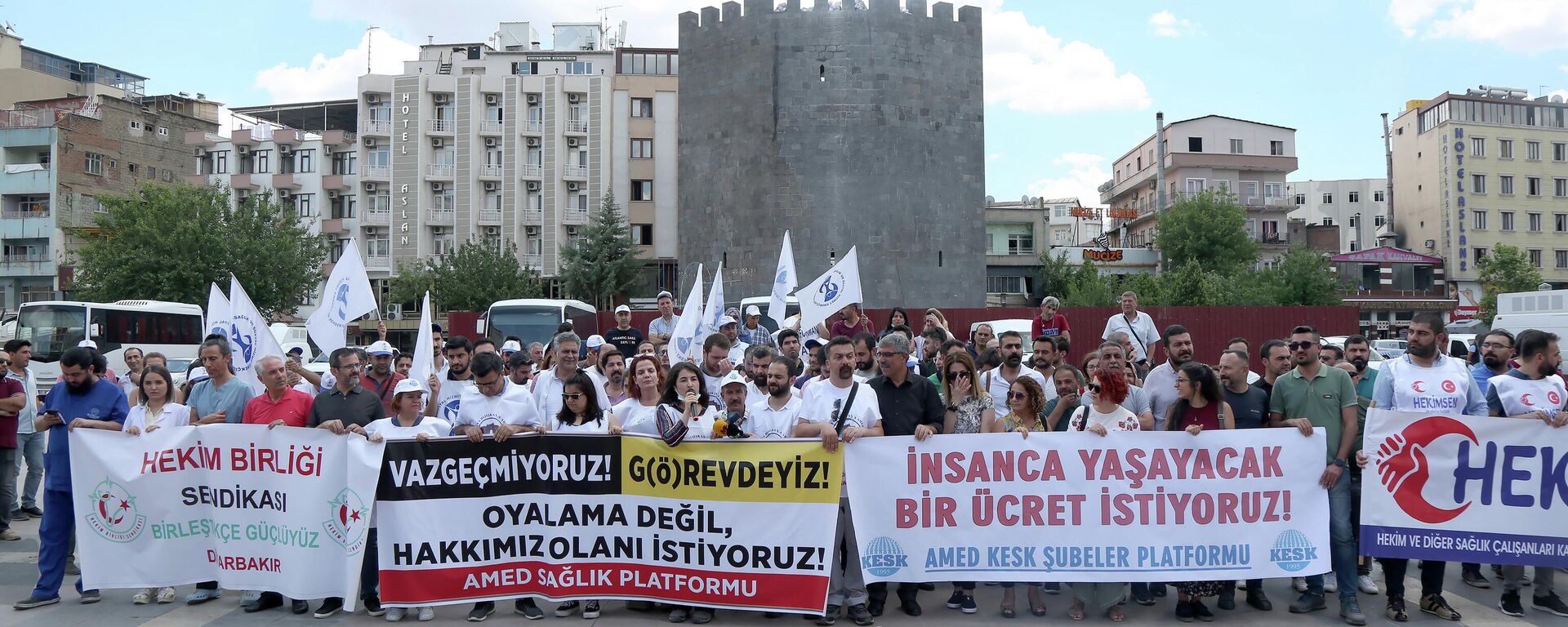 Sağlık çalışanları, meclisteki düzenlemeye karşı greve gitti - Sputnik Türkiye, 1920, 15.06.2022