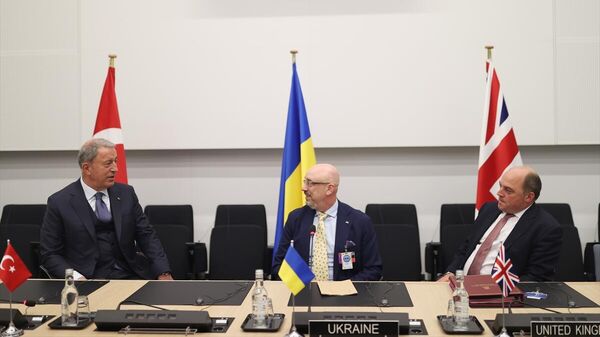  Milli Savunma Bakanı Hulusi Akar, İngiltere Savunma Bakanı Ben Wallace ve Ukrayna Savunma Bakanı Oleksii Reznikov - Sputnik Türkiye