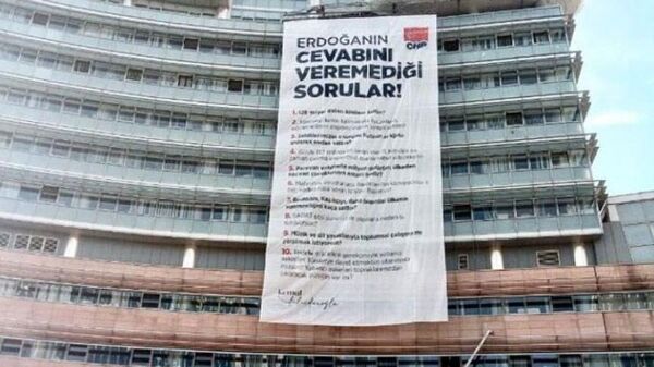 CHP Genel Merkezi'ne dev pankart: İşte 'Erdoğan'ın cevabını veremediği sorular' - Sputnik Türkiye