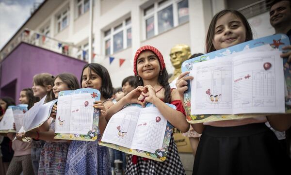Okullarda karne heyecanı: Pandemisiz ilk yaz tatili başladı - Sputnik Türkiye