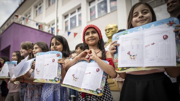 Okullarda karne heyecanı: Pandemisiz ilk yaz tatili başladı - Sputnik Türkiye