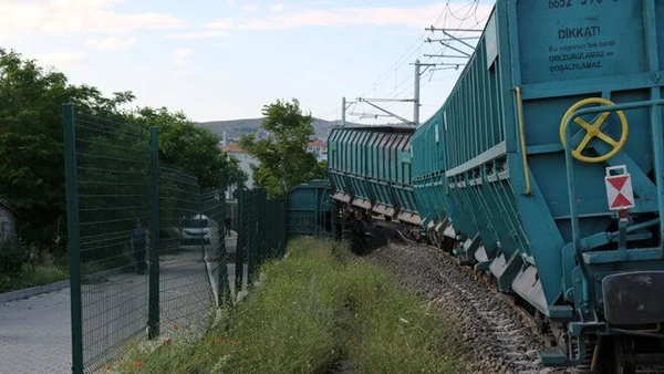 Yozgat'ta yük treninin vagonunun devrilmesi nedeniyle Ankara-Kayseri demiryolu ulaşıma kapandı. Demiryolunun ulaşıma açılması için çalışmalar sürüyor. - Sputnik Türkiye