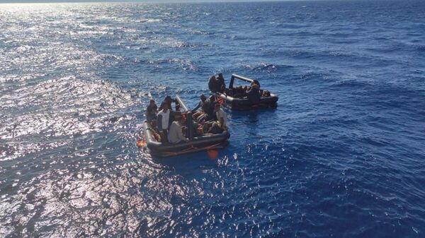 İzmir’in Çeşme ilçesinde Yunanistan unsurları tarafından Türk kara sularına geri itilen 43 düzensiz göçmen, Türk Sahil Güvenlik ekipleri tarafından kurtarıldı. - Sputnik Türkiye