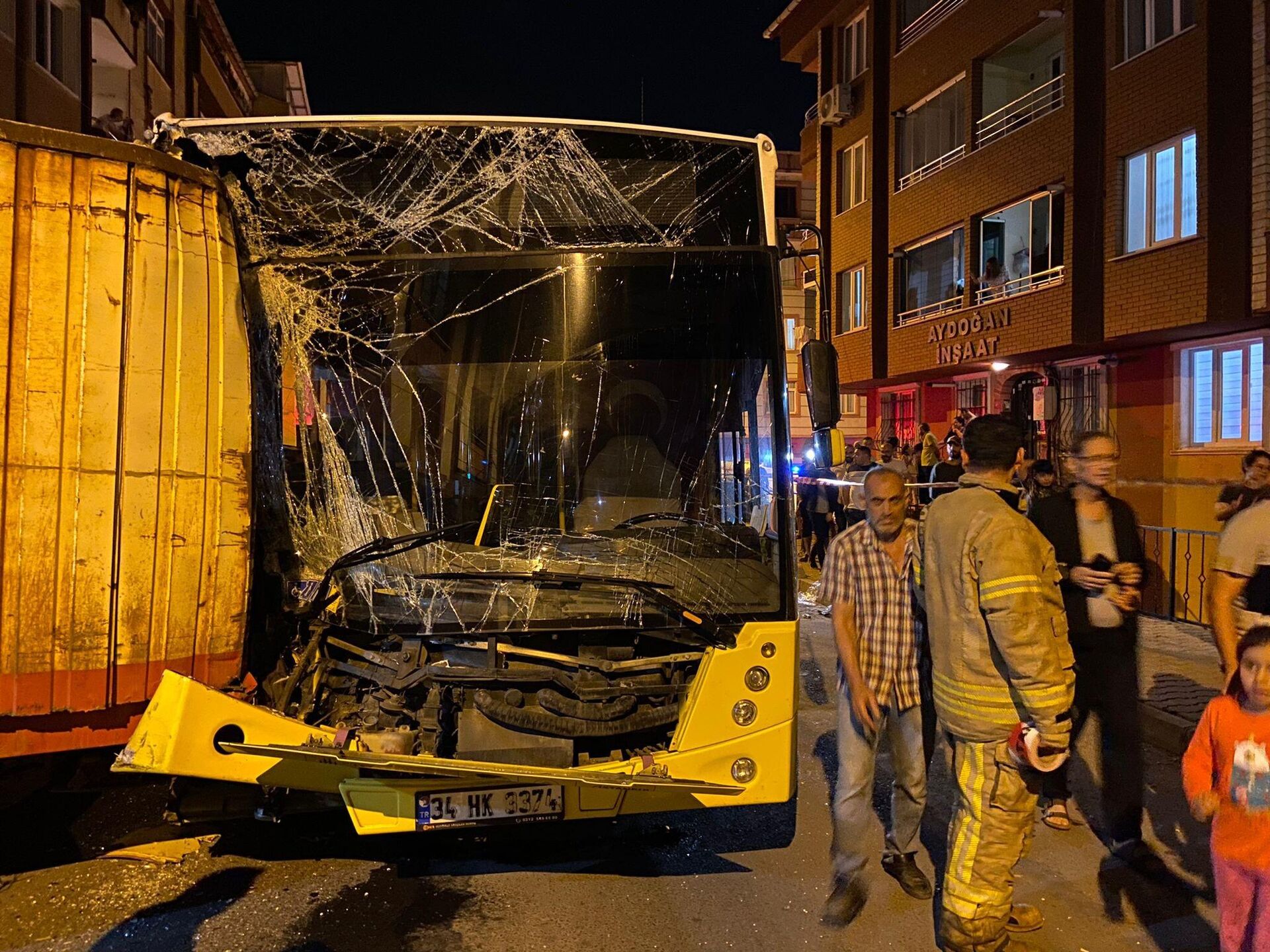 Aracında hasar oluşan Gökhan Demirci, “Tam olarak görmedim. Söylenilenlere göre, İETT otobüsü dönerken tabelaya vuruyor. Sonra sokağın içine dalarak bütün arabalara vurup aşağıya kadar gidiyor diye konuştu - Sputnik Türkiye, 1920, 18.06.2022