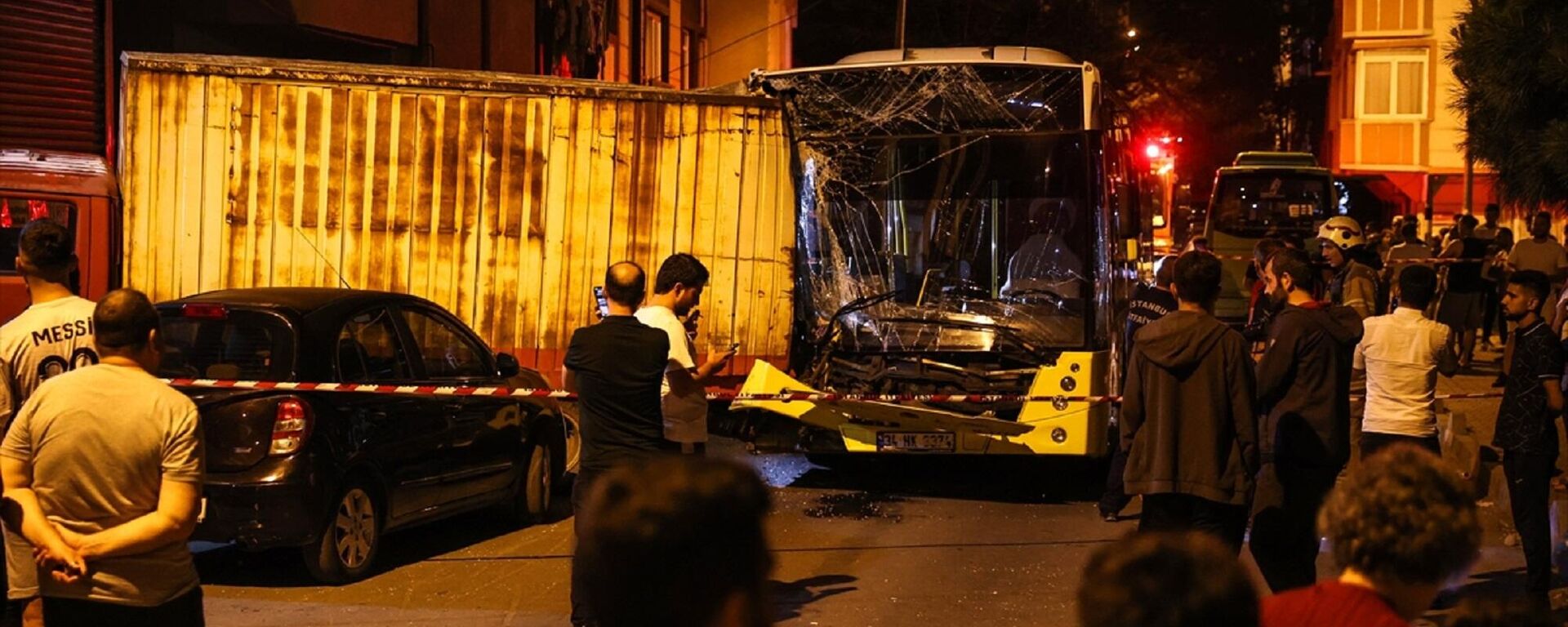 İstanbul’da kontrolden çıkan İETT otobüsü ara sokakta park halinde bulunan 17 araca çarptı.
 - Sputnik Türkiye, 1920, 18.06.2022