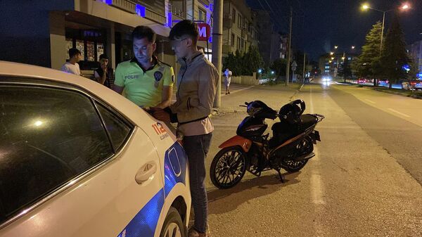 Bursa'da polis tarafından durdurulan motosikletin ehliyetsiz sürücüsü ekiplere, Benim amcam da polis, arayayım 2 dakika konuşun. Ne olur ceza yazmayın diye dil döktü. Sürücüye, ehliyetsiz araç kullanmaktan 3 bin 674 lira cezai işlem uygulandı.
 - Sputnik Türkiye