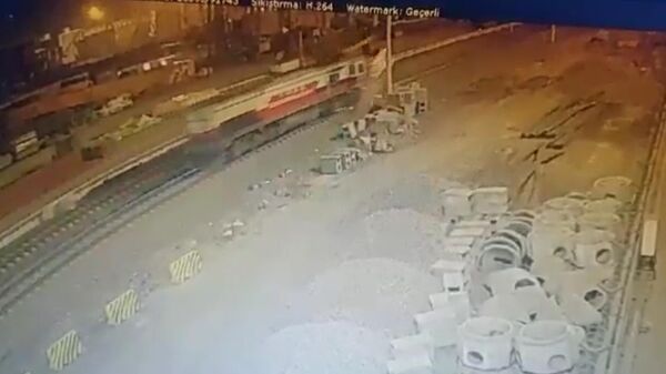 Demir yoluna elektrik hattı çeken işçilere lokomotif çarptı: 1 ölü, 2 yaralı - Sputnik Türkiye