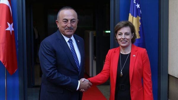 Dışişleri Bakanı Mevlüt Çavuşoğlu, Kosova Başbakan Yardımcısı ve Dışişleri ve Diaspora Bakanı Donika Gervalla-Schwarz - Sputnik Türkiye