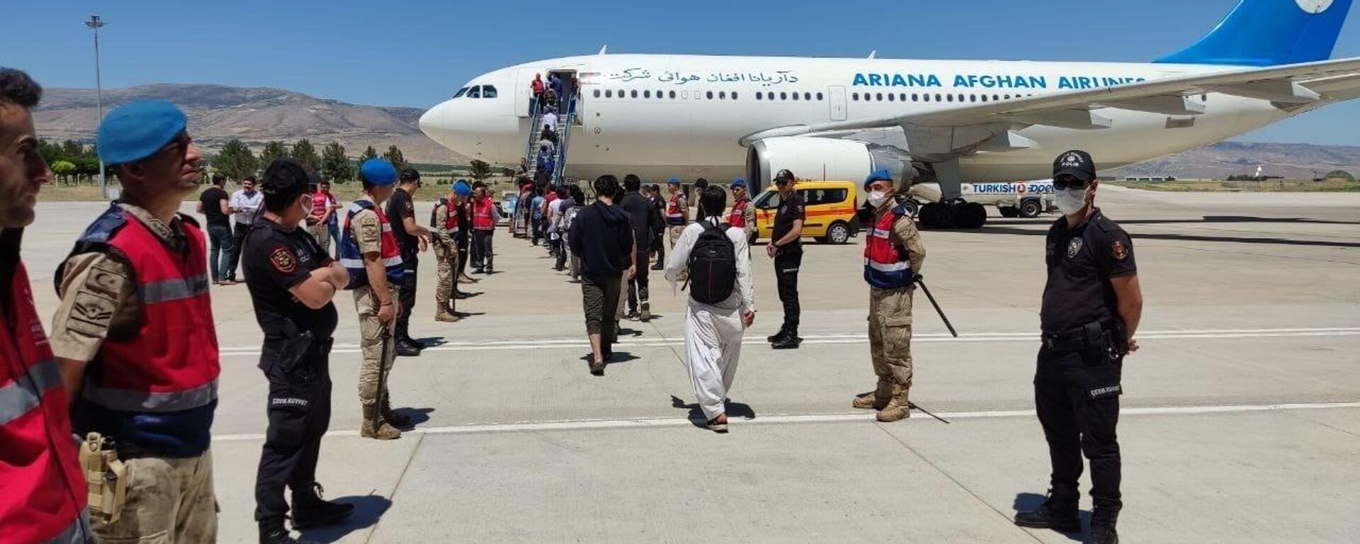 Türkiye'ye yasadışı yollardan giren Afganistan uyruklu 227 göçmen Malatya'dan uçakla ülkelerine gönderildi - Sputnik Türkiye, 1920, 16.07.2022