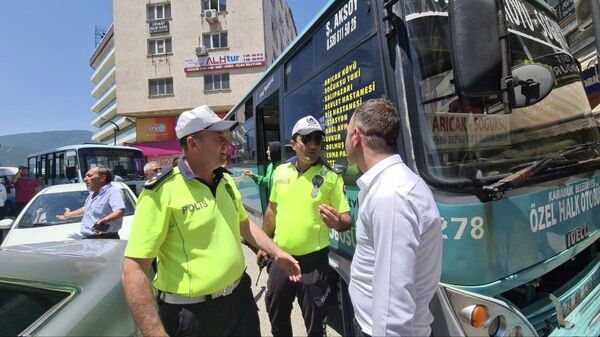 Otobüs ve dolmuş şoförleri zamlardan dolayı yolun ortasında kontak kapattı - Sputnik Türkiye