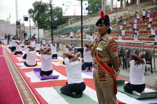 Hindistan&#x27;ın Pakistan sınırındaki Amritsar kentinde de JSP Stadyumu&#x27;nda 21 Haziran Uluslararası Yoga Günü kapsamında çok sayıda kişinin katılımıyla yoga etkinliği düzenlendi. - Sputnik Türkiye