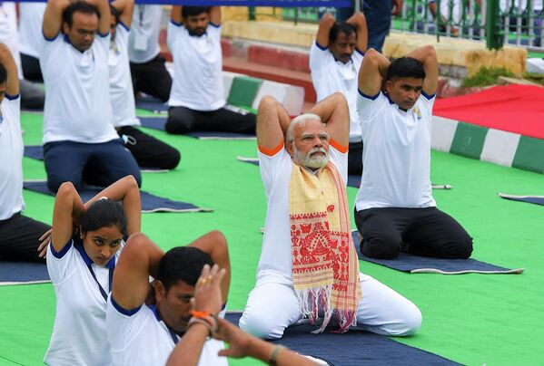 Karnataka eyaletindeki toplu yoga etkinliğine katılan Modi&#x27;nin yanında bu kez geçen yıllardan farklı olarak translar ile engelli ve anne-babası olmayan çocuklar da yer aldı. - Sputnik Türkiye