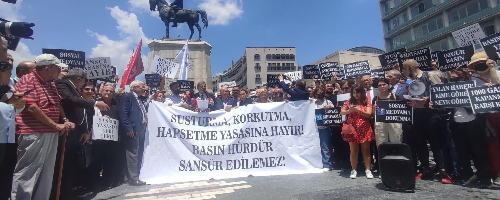Gazeteci örgütleri ‘sosyal medya’ yasasına karşı meydanlara çıktı  - Sputnik Türkiye, 1920, 22.06.2022