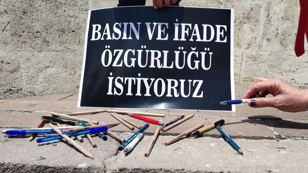Ankara'da bir araya gelen gazeteciler 'Basın ve İfade Özgürlüğü istiyoruz' pankartının altına kalemlerini bıraktılar. - Sputnik Türkiye
