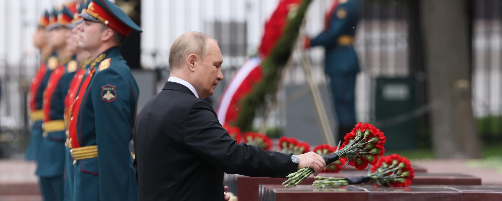 Anma ve Keder Günü vesilesiyle Kremlin Sarayı'nın yanı başındaki Aleksandr Bahçesi'nde tören düzenlendi. Putin, tören başlamadan önce gazileri selamladı. Rus lider daha sonra Meçhul Asker Anıtı'nın 'Ebedi Ateş'ine kırmızı güllerden oluşan çelenk bıraktı. - Sputnik Türkiye, 1920, 22.06.2022