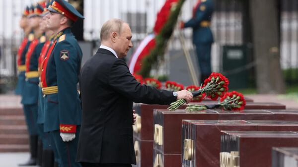 Anma ve Keder Günü vesilesiyle Kremlin Sarayı'nın yanı başındaki Aleksandr Bahçesi'nde tören düzenlendi. Putin, tören başlamadan önce gazileri selamladı. Rus lider daha sonra Meçhul Asker Anıtı'nın 'Ebedi Ateş'ine kırmızı güllerden oluşan çelenk bıraktı. - Sputnik Türkiye