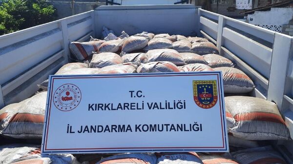 Kırklareli'nde düzenlenen operasyonda 26,5 ton sahte gübre ele geçirildi. Olayla ilgili 6 kişi gözaltına alındı.
 - Sputnik Türkiye