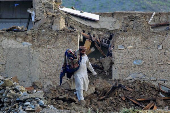 Depremin merkez üssü olan Host kenti yakınındaki köylerde yüzlerce ev tamamen yıkılırken, yollar enkaz yığınlarıyla kapandı, telefon hatları kesildi. Depremde kaç kişinin öldüğü henüz netlik kazanmazken, binden fazla kişinin çamurdan yapılan evlerin enkazı altında kaldığı belirtiliyor. Enkaz altından çıkarılan cansız bedenler ise halk tarafından açılan toplu mezarlara gömülüyor. Birleşmiş Milletler’e bağlı yardım kuruluşları, depremden en çok etkilenen Paktika vilayeti ve çevresine acil barınma ve gıda yardımı sağlamaya çalışıyor. - Sputnik Türkiye