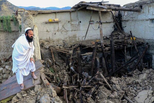 Paktika eyaletindeki Gayan bölgesinde yaşayan Saffuddin yaptığı açıklamada, “Şiddetli deprem yaşandığında köyümüzdeki evler yıkıldı. Depremde yaralanmalar, ciddi hasar ve büyük bir yıkım meydana geldi. Çok sayıda kişi hayatını kaybetti. Buraya henüz yardım ulaşmadı. Örtüye, battaniyeye, gıdaya, çadırlara ihtiyacımız var. Bu köydeki insanlar depremin ardından sokakta yaşamaya başladı. Bir tane çadırımız var ama parçalanmış ve kullanılamaz halde. Her şeyimizi kaybettik, her şey gitti&quot; dedi. - Sputnik Türkiye