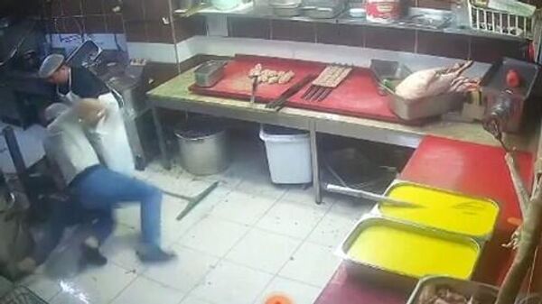 Restoran çalışanları birbirine saldırdı: Tencere, satır ve kepçe ile birbirlerine vurdular - Sputnik Türkiye