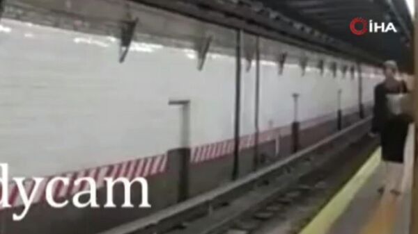 ABD'nin New York kentinde metro istasyonunda bir kadın aniden fenalaşarak raylara düştü - Sputnik Türkiye