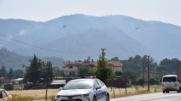 Muğla'nın Marmaris ilçesinde devam eden orman yangınının, duman ve külleri ilçe merkezine ulaştı. - Sputnik Türkiye