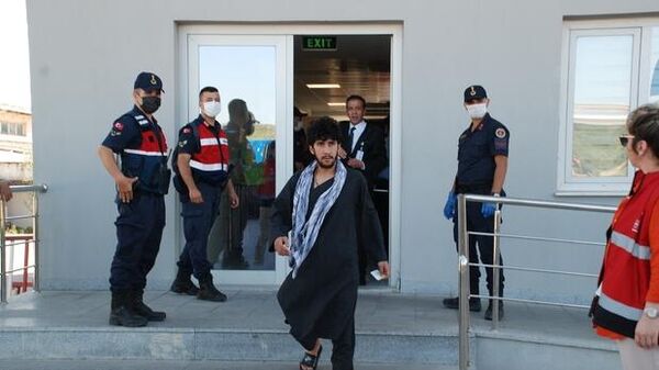 İzmir’de 226 kaçak göçmen sınır dışı edildi - Sputnik Türkiye