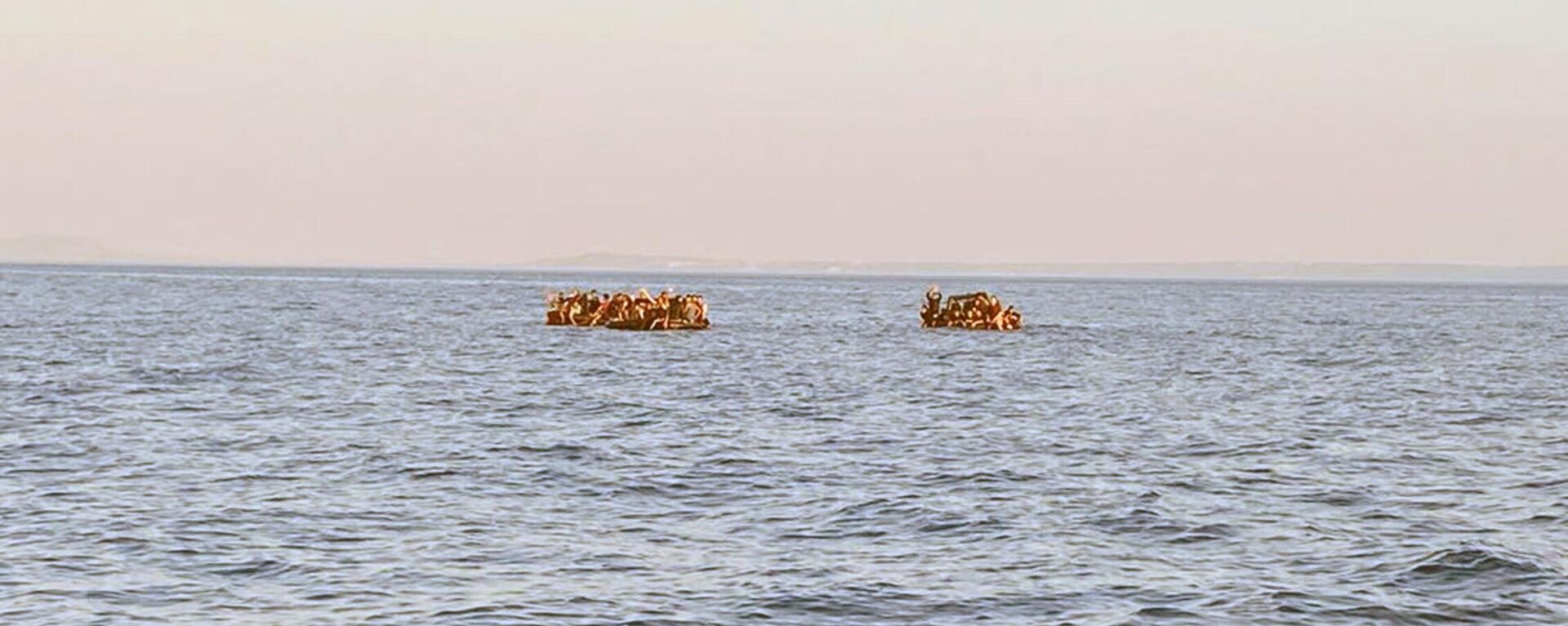 Muğla’nın Datça ilçesi açıklarında açık denizde sürüklenen can salları içinde 104 göçmen, Türk Sahil Güvenlik ekipleri tarafından kurtarıldı. - Sputnik Türkiye, 1920, 25.06.2022