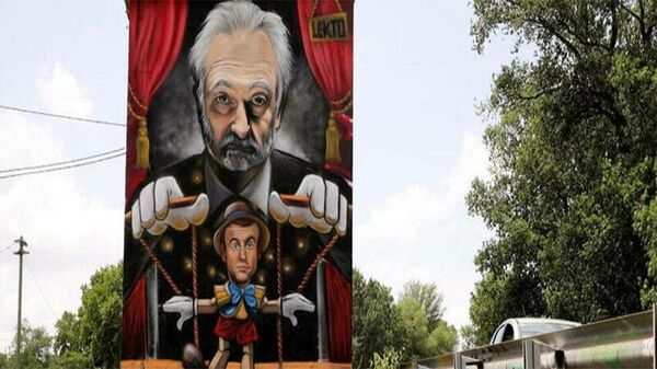 Fransa Cumhurbaşkanı Emmanuel Macron'un, Yahudi asıllı ekonomist Jacques Attali'nin elinde Pinokyo kukla olarak resmedildiği grafiti gelen tepkiler üzerine kaldırıldı. - Sputnik Türkiye