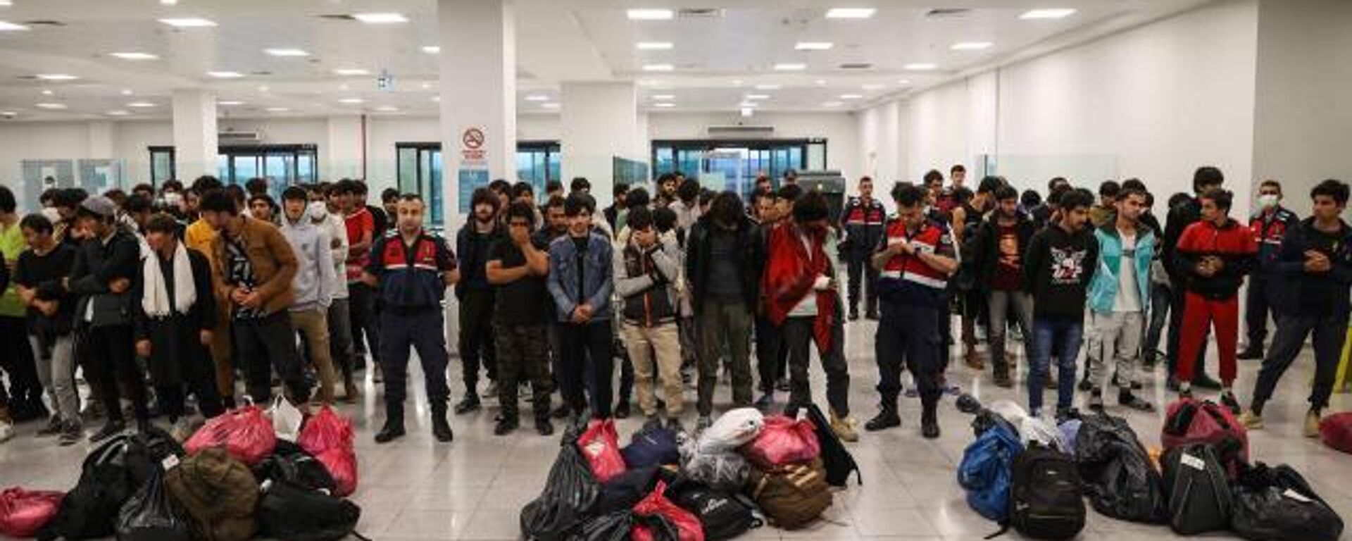 Afganistan uyruklu 131 düzensiz göçmen sınır dışı edildi
 - Sputnik Türkiye, 1920, 30.07.2022