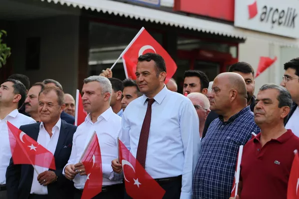 Eski otogar kavşağı yakınında başlayan yürüyüşe, Kaş Kaymakamı Şaban Arda Yazıcı, Belediye Başkanı Mutlu Ulutaş, siyasi partilerin ve sivil toplum kuruluşlarının temsilcileri, kamu kurum ve kuruluşlarının müdürleri ile belediye meclis üyeleri de katıldı. - Sputnik Türkiye