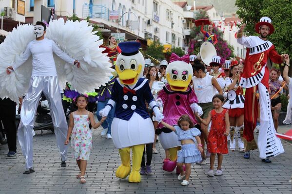 Antalya&#x27;nın Kaş ilçesinde geleneksel olarak her yıl düzenlenen 23. Uluslararası Likya Kaş Kültür ve Sanat Festivali, çeşitli etkinliklere sahne oldu. - Sputnik Türkiye