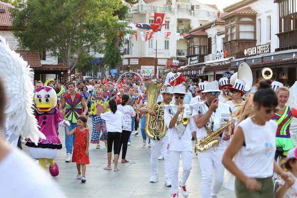 23. Uluslararası Likya Kaş Kültür ve Sanat Festivali çerçevesinde Geleneksel Yemek Yarışması, Kaş Yemekleri Yarışması, İclal Aydın’la Söyleşi ve İmza programı, Sokak Etkinlikleri ve Kısa Film Gösterimi gerçekleştirilecek. Akşam, pop müzik şarkıcısı Hadise konser verecek. - Sputnik Türkiye