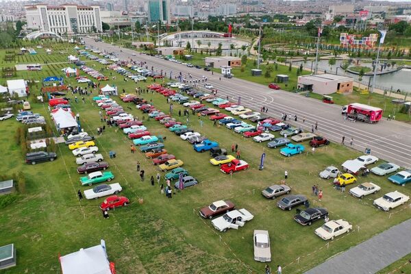 Festivale gelen ziyaretçiler genellikle klasik otomobillerin yakıt ve bakım masrafından yakındı. - Sputnik Türkiye