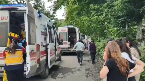 Akademisyenler ve ailelerini taşıyan midibüs devrildi - Sputnik Türkiye