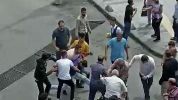 Tekirdağ'da Cumhurbaşkanına küfür eden kardeşler, tekme tokat dövüldü - Sputnik Türkiye