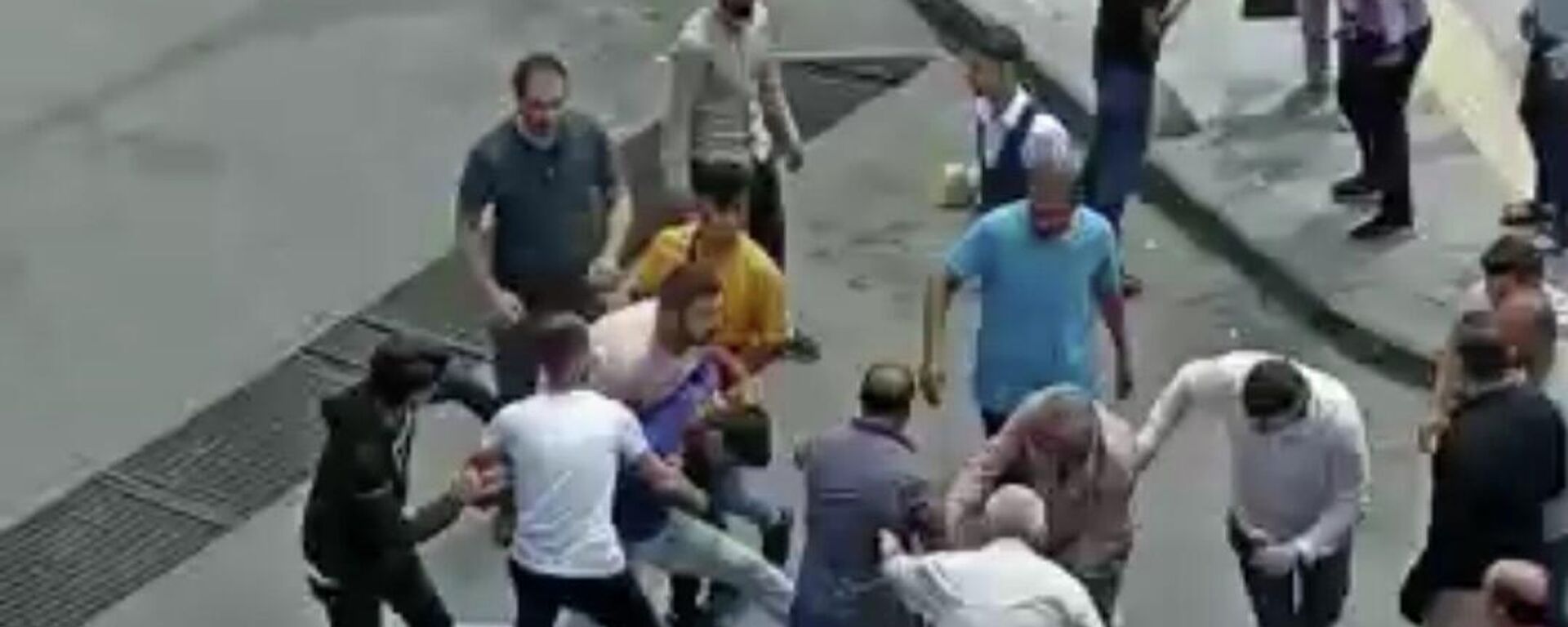 Tekirdağ'da Cumhurbaşkanına küfür eden kardeşler, tekme tokat dövüldü - Sputnik Türkiye, 1920, 25.06.2022